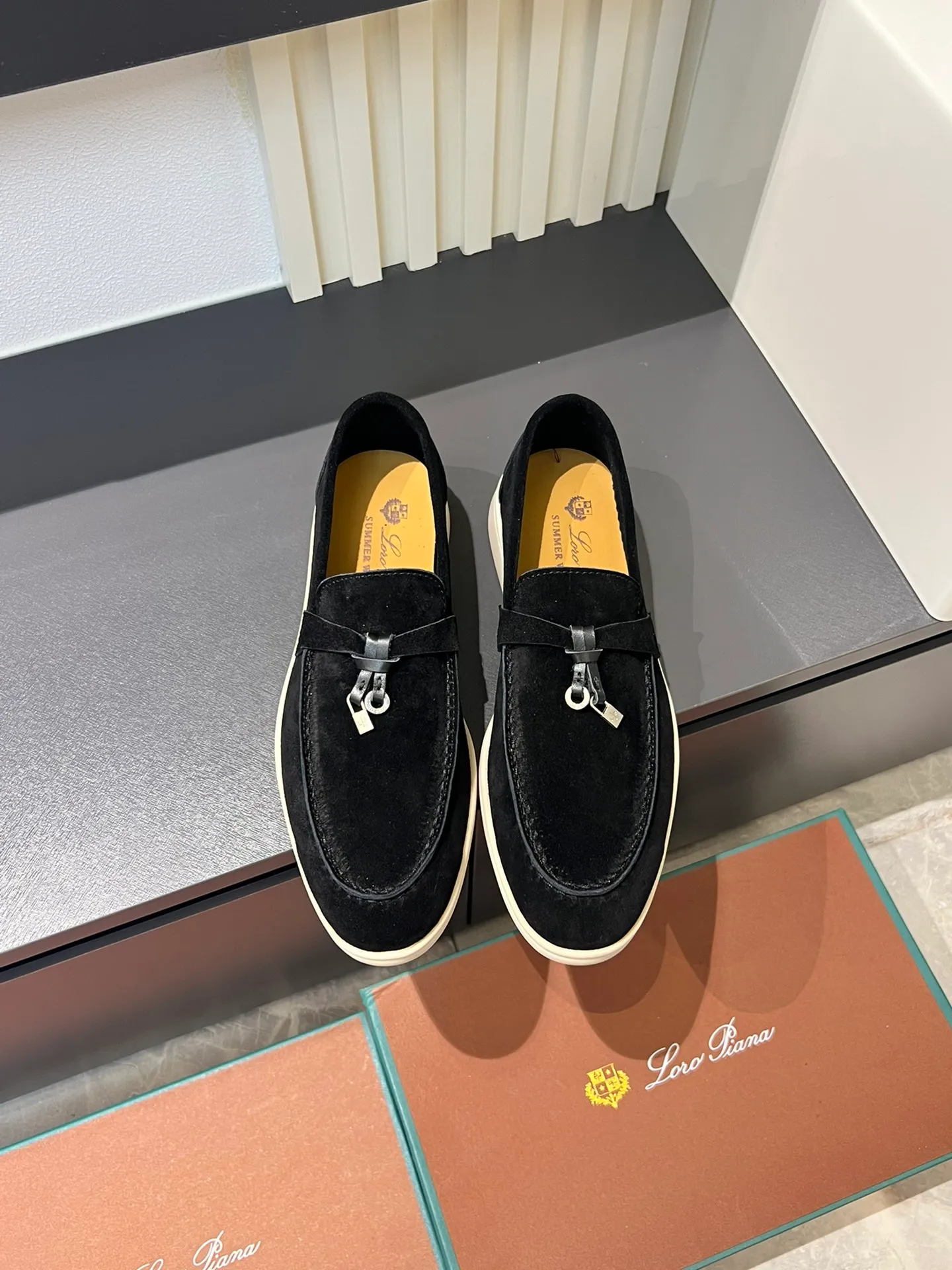 Men's shoes 💰p360 "Loro men's shoes 💰pian'*" Classic L men's shoes for couples 💰p Top version British flat loafers, a must-have item in old money style, the minimalist design is eye-catching and durable, a plus point for dressing The soft foot feel and texture are outstanding. They don’t scratch your feet and are very nice. They are matched with soft and waxy soles. They can be worn daily for a long time without getting tired. They are easy to wear, versatile and classic items, with perfect foot feel and texture! Imported cashmere fabric, the lining is made of imported A-grade water-dyed cow lining, the top version of the genuine leather midsole is sewn with pure handmade mark thread! Size: Female 35-40 (34. Customized) Male 38-44 (45.46. Customized)